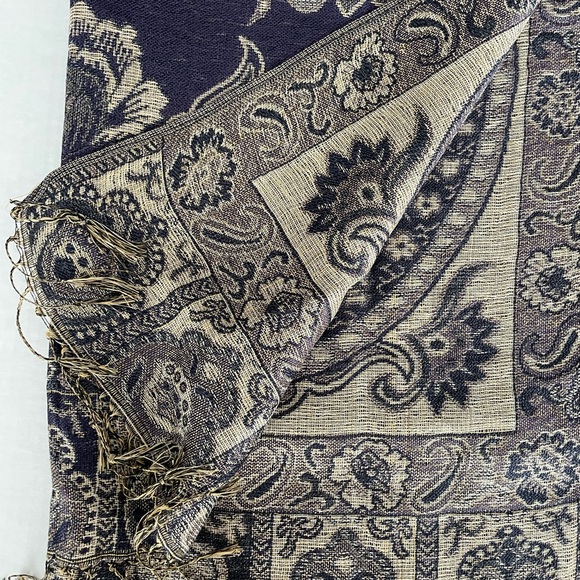 Accessories - Elegant Reversible Paisley Pashmina Scarf with Fringe Tassels